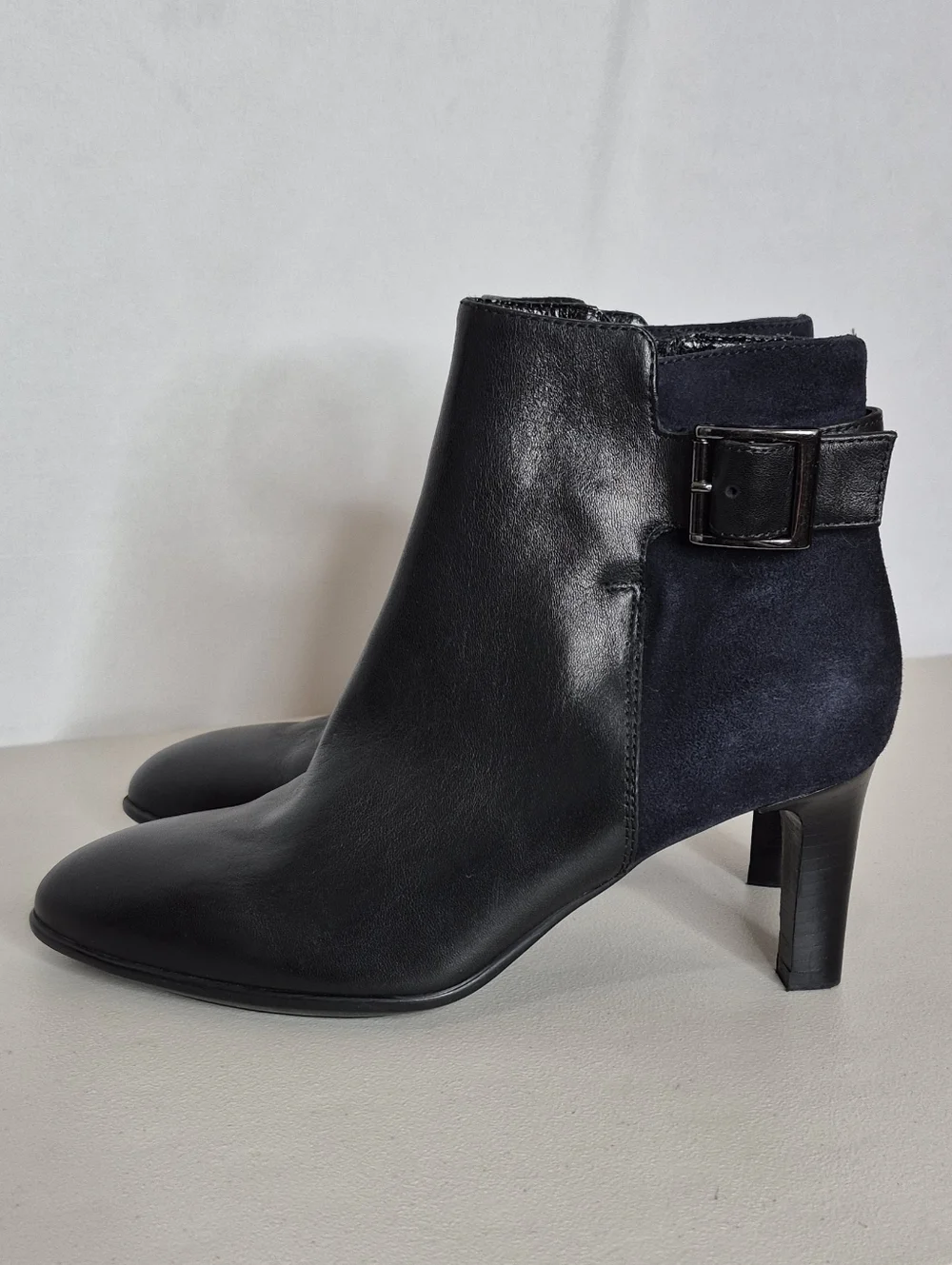 Aquatalia Black Itailian Leather and Navy Suede Ankle Boots w/ Buckle - Size 7